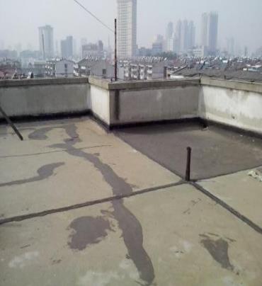 南阳市漏水维修 楼顶漏水是什么原因，楼顶漏水维修方法是什么?